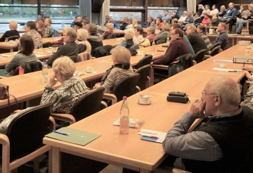 Voll besetzter Saal im Landratsamt Deggendorf