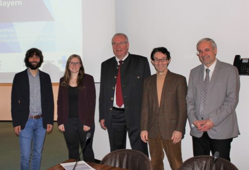 Andreas Nagel, Anna Kirchner, wissenschaftliche Mitarbeiter digiDEM Bayern, Landrat Franz Löffler, Prof. Dr. med. Elmar Gräßel und Peter Fleckenstein, Leiter der GesundheitsregionPlus im Landkreis Cham