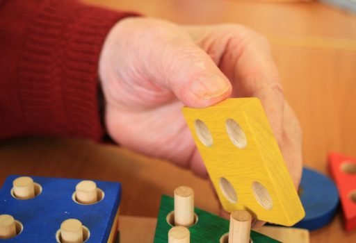 Hände mit Holzspielzeug