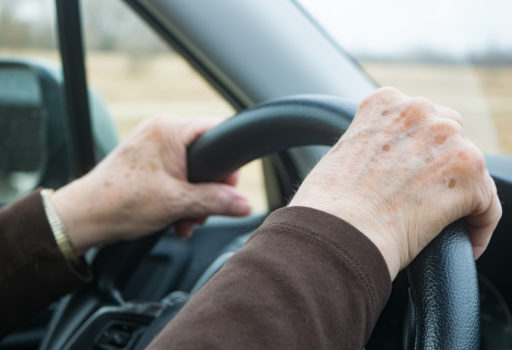 Die Überprüfung der Fahrtauglichkeit bei Demenz ist wichtig.