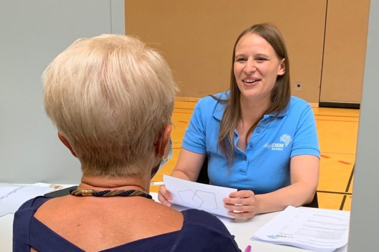 digiDEM Bayern-Mitarbeiterin Jana Rühl beim Demenzscreening in Thüngersheim.