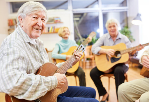 Die Musiktherapie ist eine Möglichkeit der Nicht-medikamentösen Behandlungsformen in der Demenzversorgung.